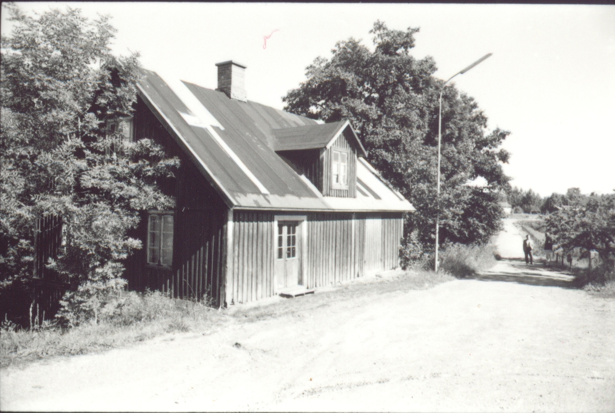Ett bostadshus i närheten av Fliseryd. Fotografiet är taget på Ryssebacken. John Lundgrens möbelaffär. Huset numera rivet.