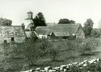 Glömminge prästgård och kyrkan i bakgrunden.