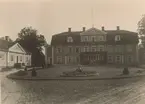 Mangården med huvudbyggnaden. Ritad av Carl Mannerskantz 1790-talet, och flygel byggd 1921.
Byggnaderna är gula med vita foder, och lister. Huvudbyggnaden blev sedermera restaurerad.