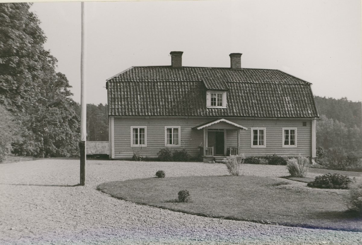 Flygeln mittemot den nuvarrande mangårdsbyggnaden. på Grävsätters gård. Knuttimrad, klädd med panel av liggande bräder. Tak av enkupigt tegel. Gulmålad med vita hörn, dörr och fönsterfoder.