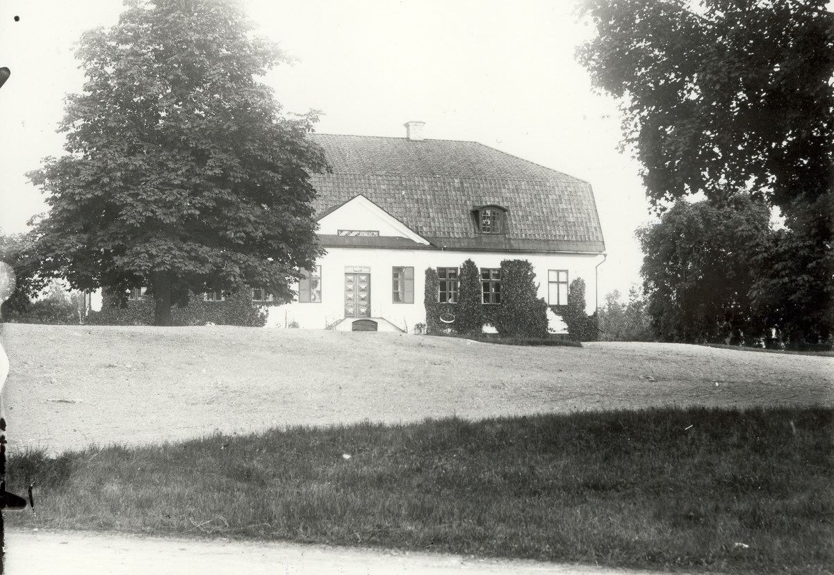 Rätta huvudbyggnaden på Kulltorps gård. Den stod färdig 1806.