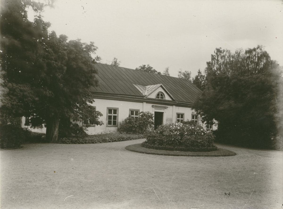 Falsterbo bruks södra flygel är en av få byggnader som sparades vid rivningen på 1950-talet. Huset flyttades några meter och är nu herrgårdens nuvarande huvudbyggnad.