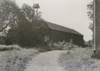 Flygel nr 3 enligt på Hossmo säteri, enligt situationsplanen. Den är knuttimmrad. och klädd med panel av stående bräder med täcklister, Taket har  tvåkupigt tegel. Vid ena gavlen en galge för vällingklocka.
Här fanns tidigare en flöjel med årtalet 1856, vilket torde gälla som byggnadsdatum för denna bflygel.