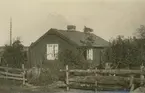 Stuga vid Rinkabyholms järnvägsstation. Den beboddes av änkefrun Karolina Gråberg från 1881 tills 1936,då hon avled 93 år gammal.