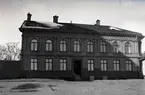 Det hus som Wilhelm och Martina Lundgren lät uppföra för Kalmar Sjöfartsmuseum. Huset inrymmer även flera bostadslägenheter. Fastigheten byggdes av ägaren till Kalmar kakelungsfabrik. Det köptes 1942 av Kalmar Sjöfartsmuseum med pengar donerade av Martina Lundgren.