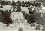 Flygfoto över Högsby med kommunhuset i förgrunden.