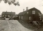 Gamla mangårdsbyggnaden till höger, arrendator Hugo Lindgren, Yttre Valåkra.