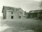 Ödegård vid bygatan söder om kyrkan.