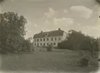 Sundtorps gård sedd från trädgårdssidan. Nuvarande huset byggdes 1822-1839. Tidigare var det två byggnader, vilka även fanns på 1760-talet.