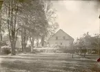 Huvudbyggnaden på en gård i Misterhult sedd, från söder. Observera terrassen.