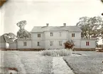 Huvudbyggningen, baksidan. Utbyggd sal i mitten. Lägre sidoflyglar från 1800-talet.