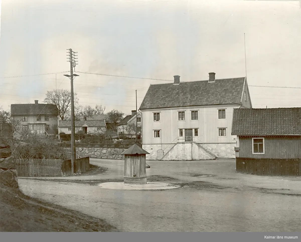 Kalmarsundskustens småköpingar : en bild från torget i Figeholm vid Oskarshamn.