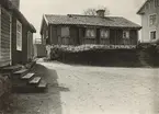 Öhmanska gården i Figeholm.

Öhmanska gården, urspr, tillhört en kalmarköpman Roosval. Riven och återuppförd på Hembygdsgården å Figehultsberget omkr. 1938.