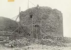 Västra postejen sedd från nordväst med nedtagen yttre skalmur. Foto H.Å. mars 1934.
På vissa plåtar har Martin Olsson klistrat eltejp för att markera hur bilden skulle beskäras i boken.