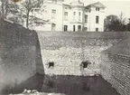 Bastionen S:t Erik i Gamla staden i Kalmar med Villa Skansen i bakgrunden.
På vissa plåtar har Martin Olsson klistrat eltejp för att markera hur bilden skulle beskäras i boken.