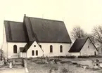 Motiv från Mortorps kyrka och kyrkogården.