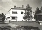 Bergaudd. Ingenjör Ragnar och hans fru Helga Jeanssons hem. 1928 lät Ragnar och Helga Jeansson (född Sjöstedt), då boende på Vegagatan 7, uppföra ett sommarhus på Berga udd, kring vilket den nuvarande villan byggdes in 1937. Villan byggdes därefter till i mitten av 1940-talet.

Se vidare: Jeanssondynastien av Göran P D Adolfsson, sidan 244 ff, och Småländska Kvinnor 1941.

Foto 1939-08-11