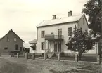 Kalmar Tändsticksfabrik kontorsbyggnad 1950-talet.
Kalmar tändsticksfabrik grundades 1907 av Ernst Kreuger. 1917 övertogs den av AB Jönköping-Vulcan. Under 25år,1925-1950, tillverkades tändstickor till det grekiska tändsticksmonopolet. 1950-60 gick däremot produktionen till Peru. Etiketterna trycktes i Arencos tryckeri 