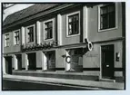 AB Sture Lundgrens Järnhandel.
Historik T Lundgren. AB Sture Lundgrens Järnhandel 90-år, Kalmar 1942.
Foto 1942-04-01.