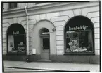 Revy Frukt  & Konfektyr.
Affärsinnehavare Kristianson och Co.
I  Kristianson.  Butiken låg i Teaterhuset, ut mot nuvarande Olof Palmes gata. 

Foto 1950-01-18