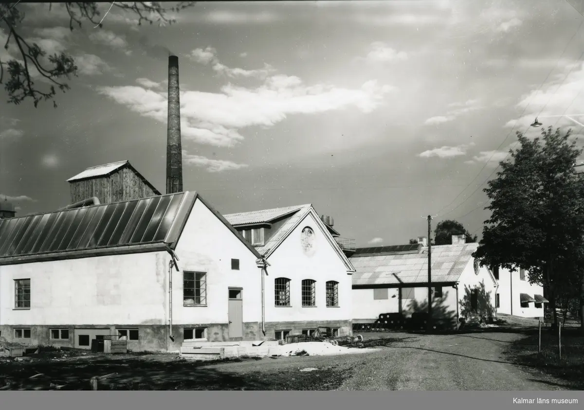 Flygsfors grundades 1809 för tillverkning av fönsterglas.
Verksamheten upphörde 1920, men återupptogs 1930 under ny ledning för tillverkning av speciella belysningsglas, även pressglas och prydnadsglas.Under 1949-56 var Paul Kedelv (1917-90) verksam som formgivare och ritade då de s.k. coquilleglasen, färgade skålar och vaser i underfångsglas.
Bruket lades ner 1979.
Ortnamnet är från brukets anläggning. Första ledet är oklart.
( jfr Flögstorp )  -fors kommer av att bruket ligger vid en fors i Ljungbyån. ( NE )