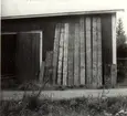 Bräder från Pelikanen 2 Vimmerby enligt brev 8/9-65
Målade bräder från rivningen av uthus.