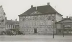 Motiv från Stortorget med rådhuset, stadshotellet och köttbesikningsbyrå 
