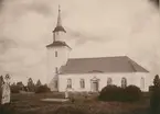 Kyrkan stod färdig 1863 och ersatte en medeltida klövsadelkyrka med två torn. Nuvarande kyrka består av rektangulärt långhus med kyrktorn i väster, tresidigt avslutat kor i öster samt sakristia i norr.