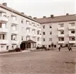 Under 1960-talet byggdes ett stort antal lägenheter i Sverige. I Kalmar var NJ Andersson och son, under ledning av Jörgen Tegnander, en av de stora byggherrarna. Bilden visar ett av deras nybyggda kvarter.