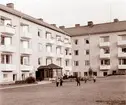 Under 1960-talet byggdes ett stort antal lägenheter i Sverige. I Kalmar var NJ Andersson och son, under ledning av Jörgen Tegnander, en av de stora byggherrarna. Bilden visar ett av deras nybyggda kvarter.