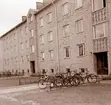 Under 1960-talet byggdes ett stort antal lägenheter i Sverige. I Kalmar var NJ Andersson och son, under ledning av Jörgen Tegnander, en av de stora byggherrarna. Bilden visar ett av deras nybyggda kvarter.