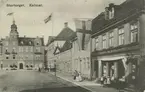 Vy från Stortorget mot kvarteret Bryggaren (stadshotellet) och Rådmannen. Skrivet 1909.