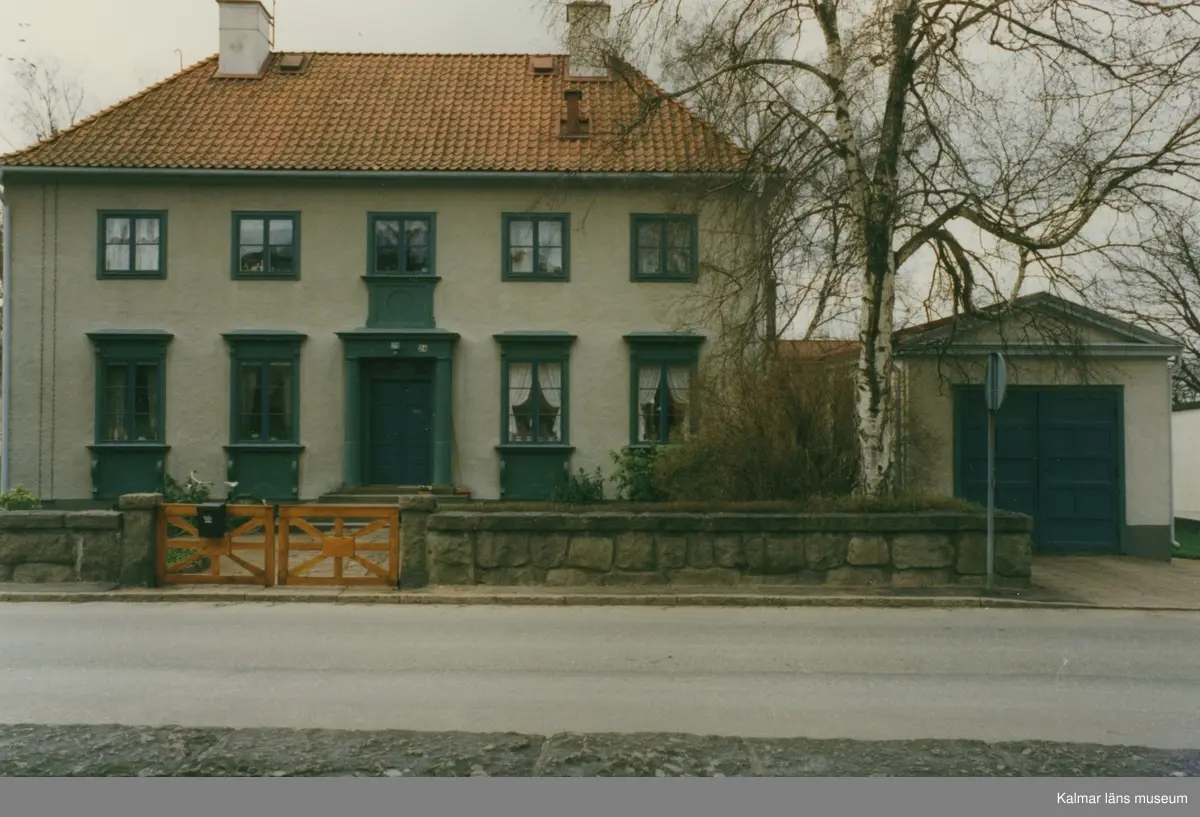 Villan heter Klettorp. Befinner sig på Ringvägen 24 i Vimmerby, ritat 1929 av professor Ragnar Östberg för landsfiskal H. Klette. Ägare 1988 Sam Brantemo.