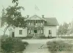 Bostadshus med putsad fasad och flagga i Snällebo.