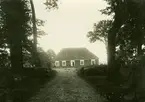 Huvudbyggningen, sedd från gårdsuppfarten.