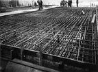 Byggherre: Byggnadsaktiebolaget Contractor, Stockholm. Dubbelviadukten vid Slussen. Del av övre däcket sedan gjutningen påbörjats den 2 december 1932.