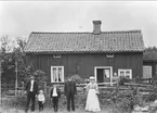 Tidtypisk stuga omkr år 1900. Personer och plats okända. Förstoring 37 x 53 cm. Neg finns.