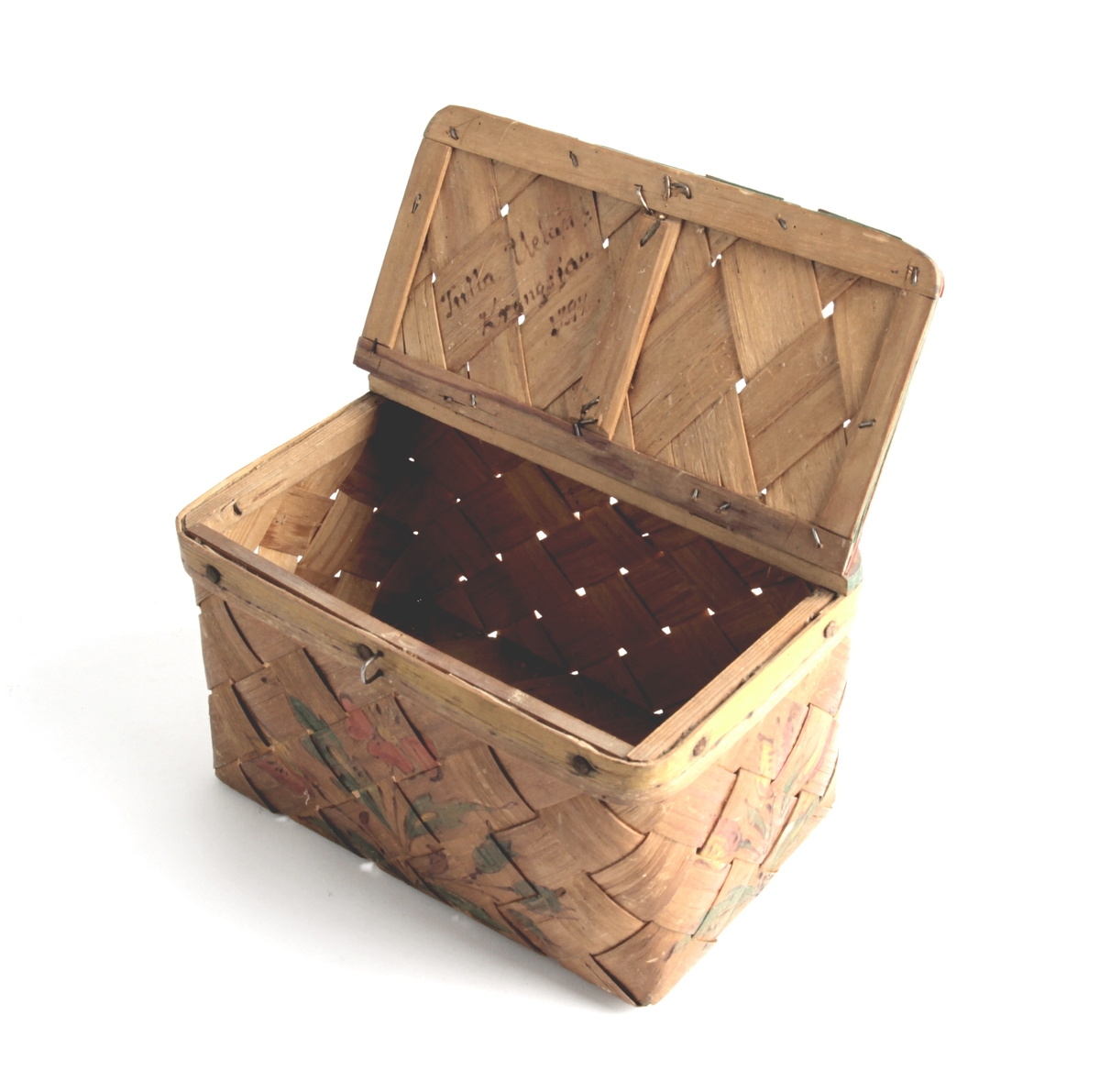 Dekorert kurv med hengslet lokk og hank.