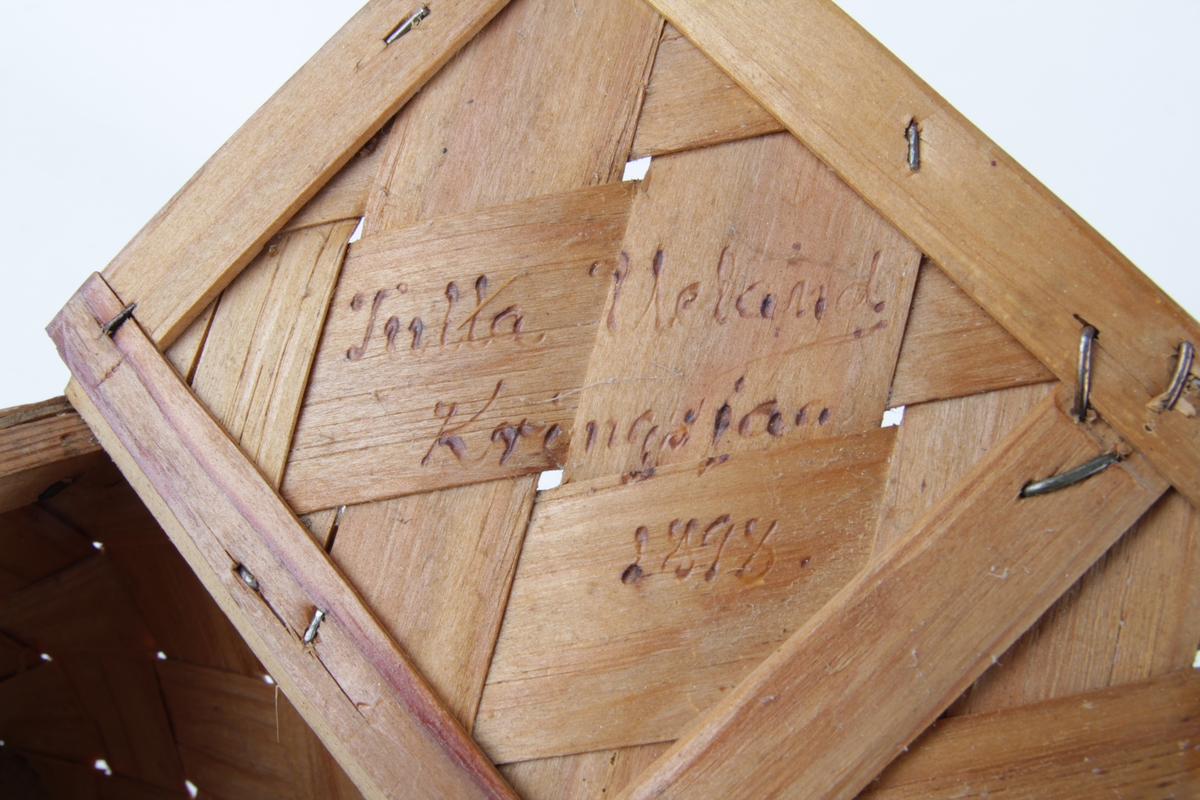 Dekorert kurv med hengslet lokk og hank.