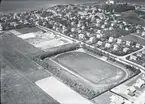 Flygfoto över Mörbylånga. Samhället med fotbollsplan, hus och vägar.