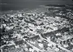 Flygfoto över Borgholm. Samhället med byggnader vägar och kalmarsund.