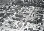 Flygfoto över Borgholm. Samhället med byggnader och vägar.