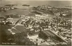 Flygfoto över Kalmar. Centrum med idrottsanläggning, skola, domkyrka och stadsbebyggelse.