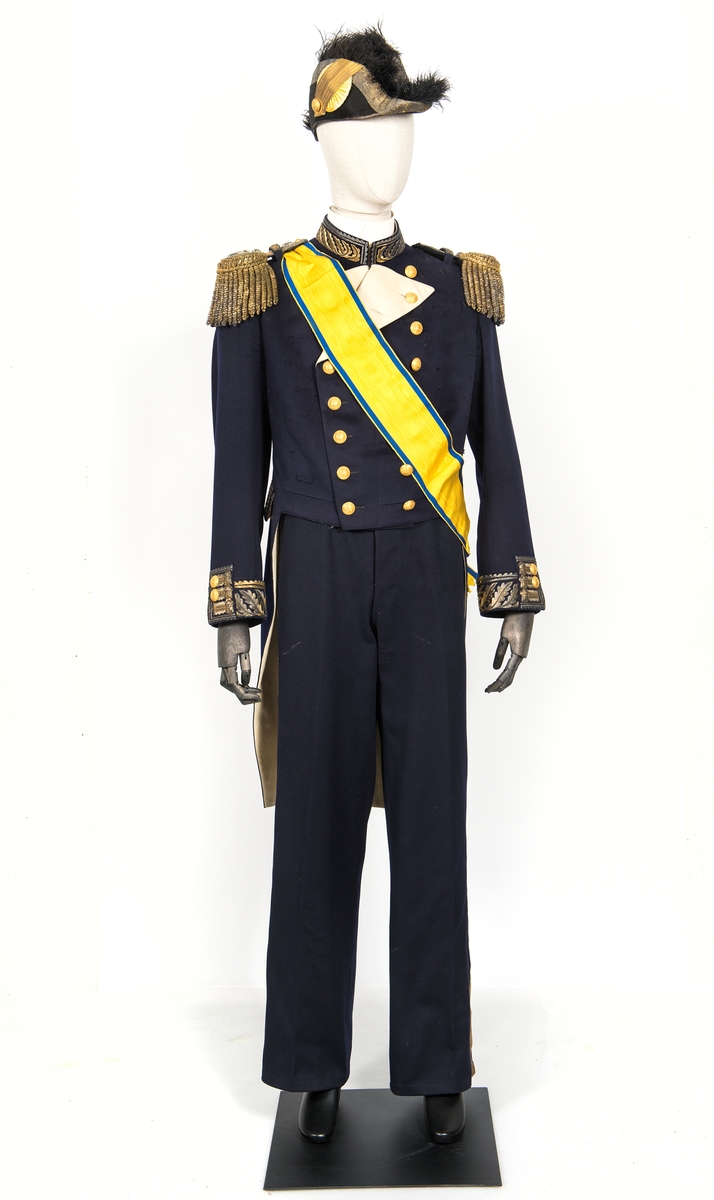 Frack M/1878 för flaggman (vice amiral) med två epåletter. 
Uniformen har tillhört viceamiral Helge Strömbäck.