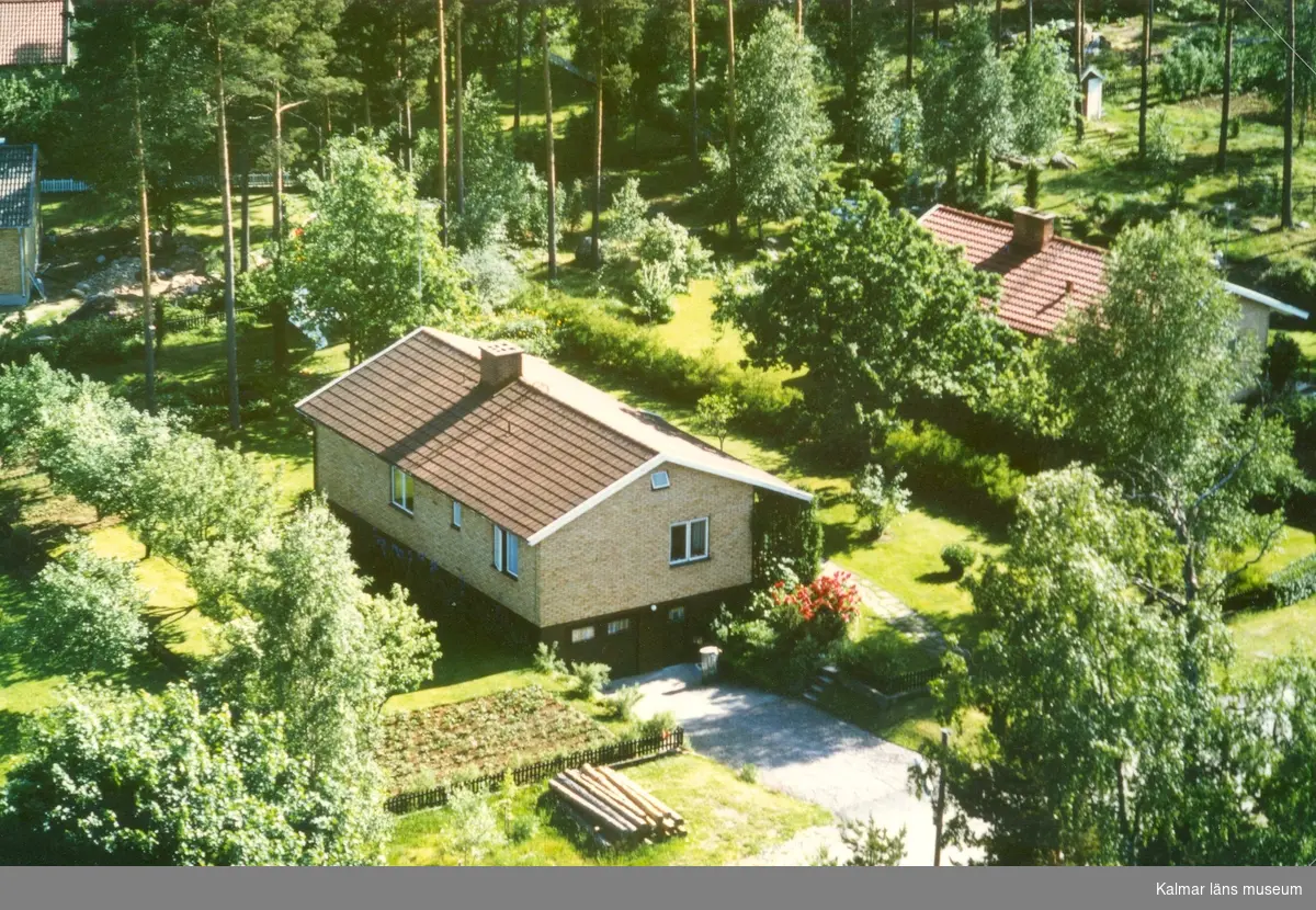 Flygfoto på ett enfamiljshus med trädgård i Bäckebo.