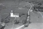 Flygfoto över Egby kyrka och kyrkogården.