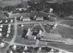 Flygbild över Falkenbergsskolan. Notera att Falkenbergs ladugård är kvar.