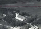 Flygbild över Torslunda kyrka från sydost. Märk den röda linjen och den stämplade texten 