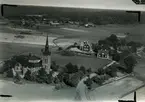 Flygfoto över Gladhammar. Samhället med kyrkan i centrum.