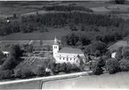 Flygfoto över Läckeby, Kyrkan och kyrkogården.